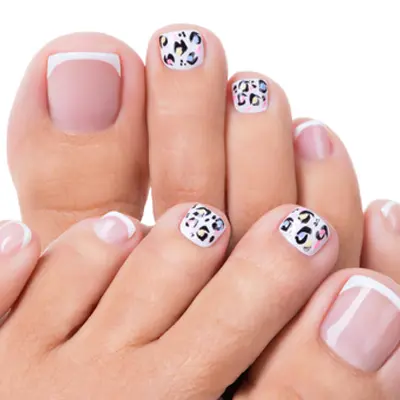  Mettez du semi-permanent de couleur ou french à vos ongles pour embellir vos pieds 